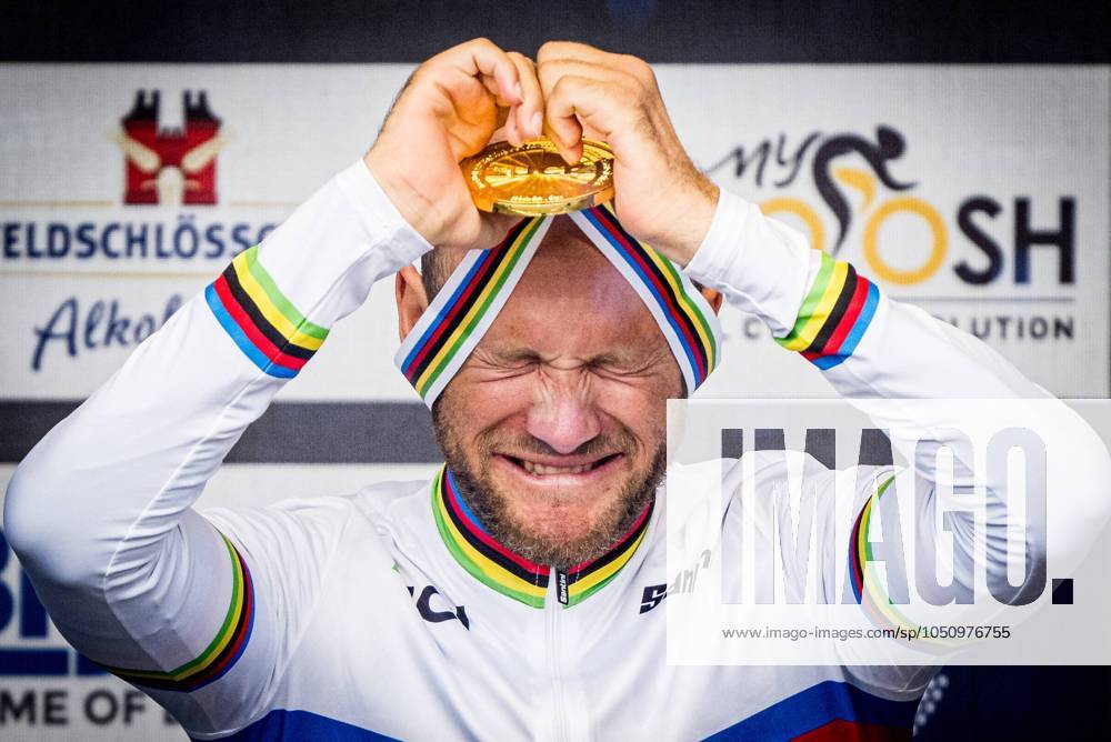 KW39 Belgian Maxime Hordies celebrates on the podium wearing the rainbow jersey and the gold medal, after winning the Men road race in the H1-H2 category at the 2024 UCI Road and Para-Cycling Road World Championships, Thursday 26 September 2024, in Zurich, Switzerland. The Worlds are taking place from 21 to 29 September. JASPERxJACOBS x101412902x
