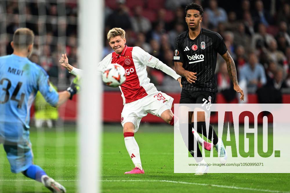 AMSTERDAM - (l-r) Besiktas JK goalkeeper Mert Gunok, Kristian Hlynsson of Ajax, Cher Ndour of Besiktas JK during the UEFA Europa League match between AFC Ajax Amsterdam and Besiktas JK at the Johan Cruijff ArenA on Sept. 26, 2024 in Amsterdam, Netherlands. ANP OLAF KRAAK UEFA Europa League 2024 25 League Phase MD1 2024 25 ANPxSportx IVx 509447181 originalFilename: 509447181