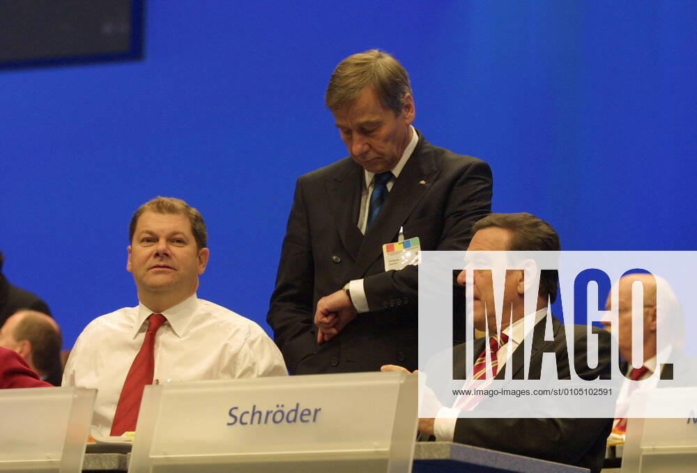 Former Federal Minister of Economics Wolfgang Clement died at the age of 80 Archive photo Federal Party Conference of the SPD in Bochum SPD Secretary General Olaf SCHOLZ, Federal Minister of Labour Wolfgang CLEMENT and Federal Chancellor Gerhard SCHROEDER on the podium
