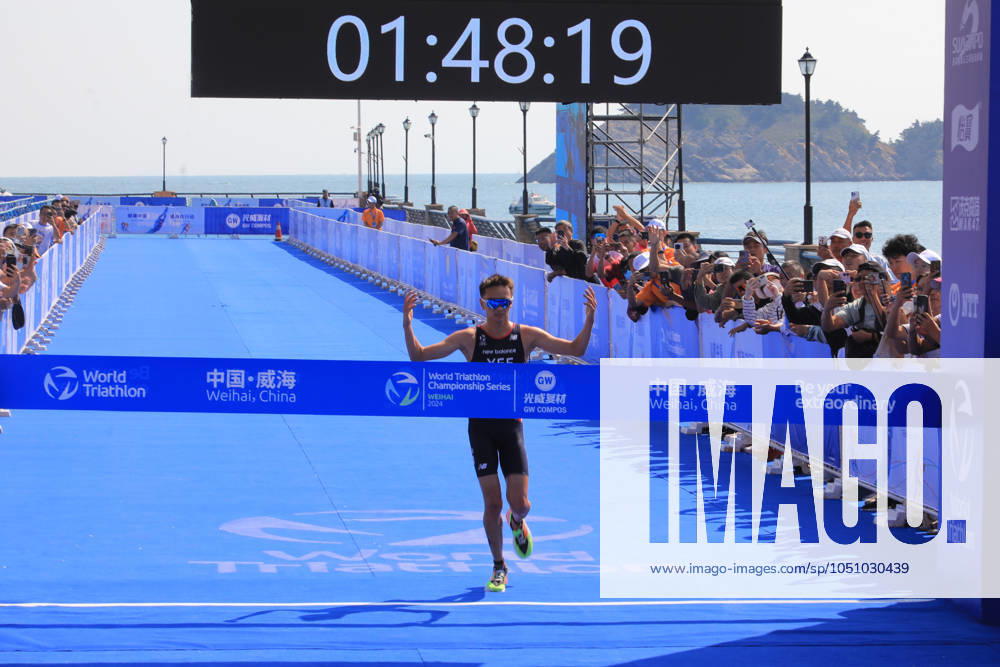 (240927) -- WEIHAI, Sept. 27, 2024 -- Britain s Alex Yee of the elite men s group reaches the finish line during the 2024 World Triathlon Championship Series Weihai in Weihai, east China s Shandong Province, Sept. 27, 2024. (Photo by Liu Zhipeng Xinhua) (SP)CHINA-SHANDONG-WEIHAI-WORLD TRIATHLON CHAMPIONSHIP SERIES (CN) LixZhihao
