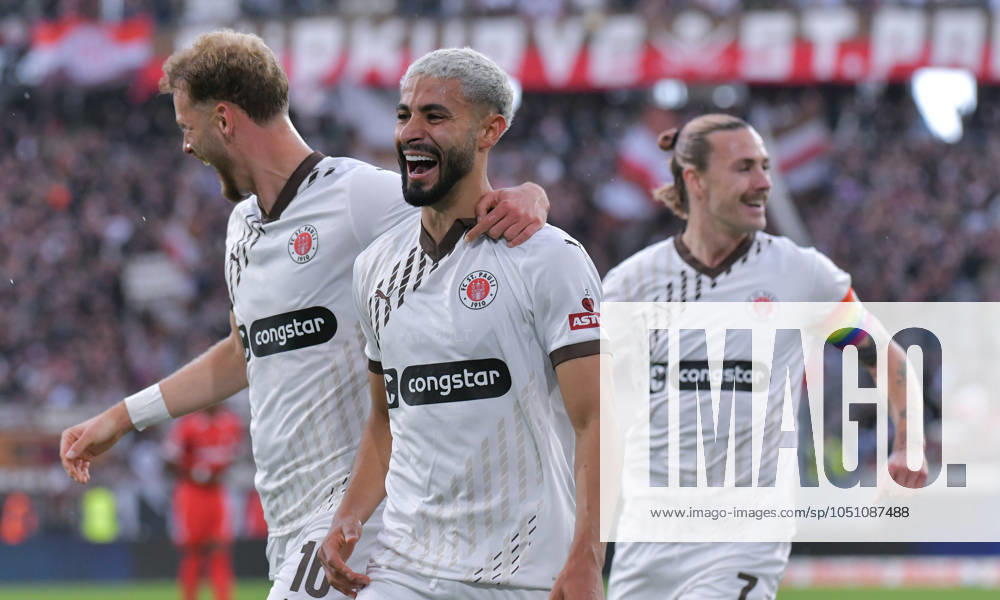 Fussball 1 Bundesliga, SC Freiburg FC St Pauli, v l Carlo Boukhalfa FC ST PAULI , Elias Saad FC ST PAULI , Goal scored, Goal to 0 1, celebrate the goal, Torjubel , Jubel, jubeln, jubelt, Jackson Irvine FC ST PAULI Freiburg