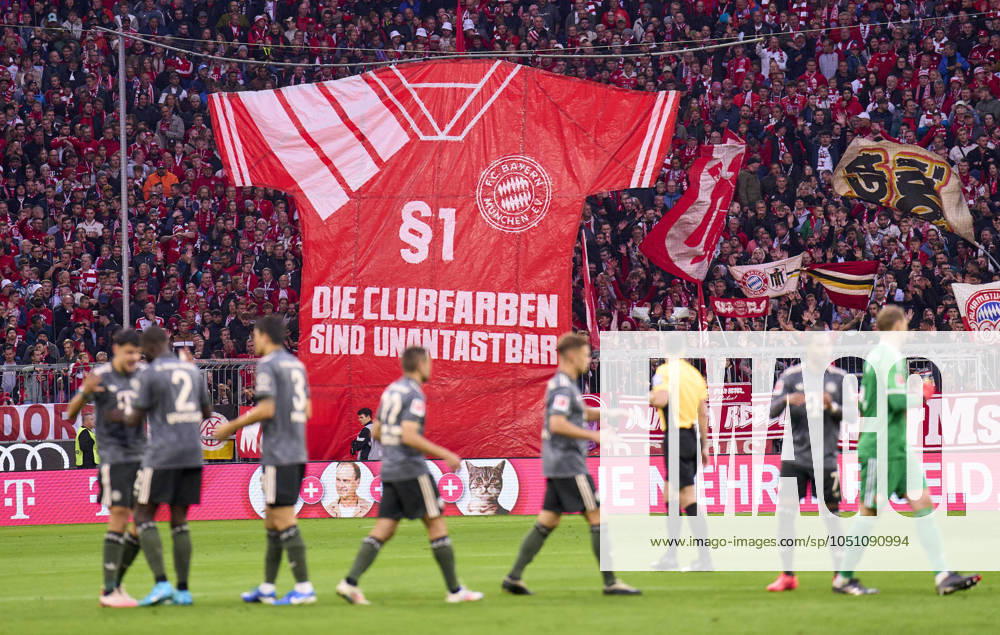 KW39 FCB fans demonstrate against the jersey colors in the match FC BAYERN MUENCHEN - BAYER 04 LEVERKUSEN on Sep 28, 2024 in Munich, Germany. Season 2024 2025, 1.Bundesliga, FCB,, München, matchday 5, 5.Spieltag