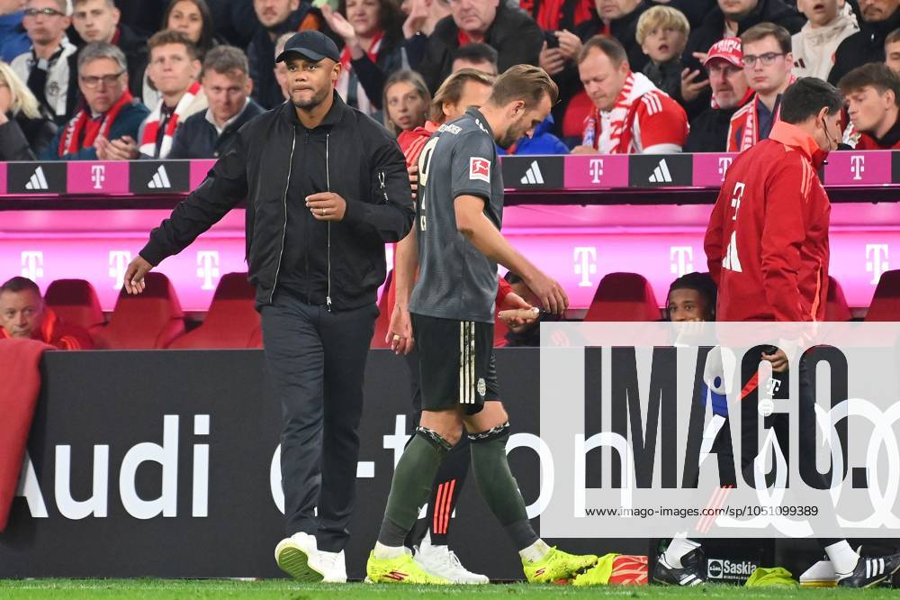 From left Coach Vincent KOMPANY Bayern Muenchen Harry KANE Bayern Muenchen after substitution,injured,injury, Soccer 1 Bundesliga Season 2024 2025, 5 Matchday, Matchday05 FC Bayern Muenchen Bayer 04 Leverkusen 1 1 on 28 09 2024, A L L I A N Z A R E N A