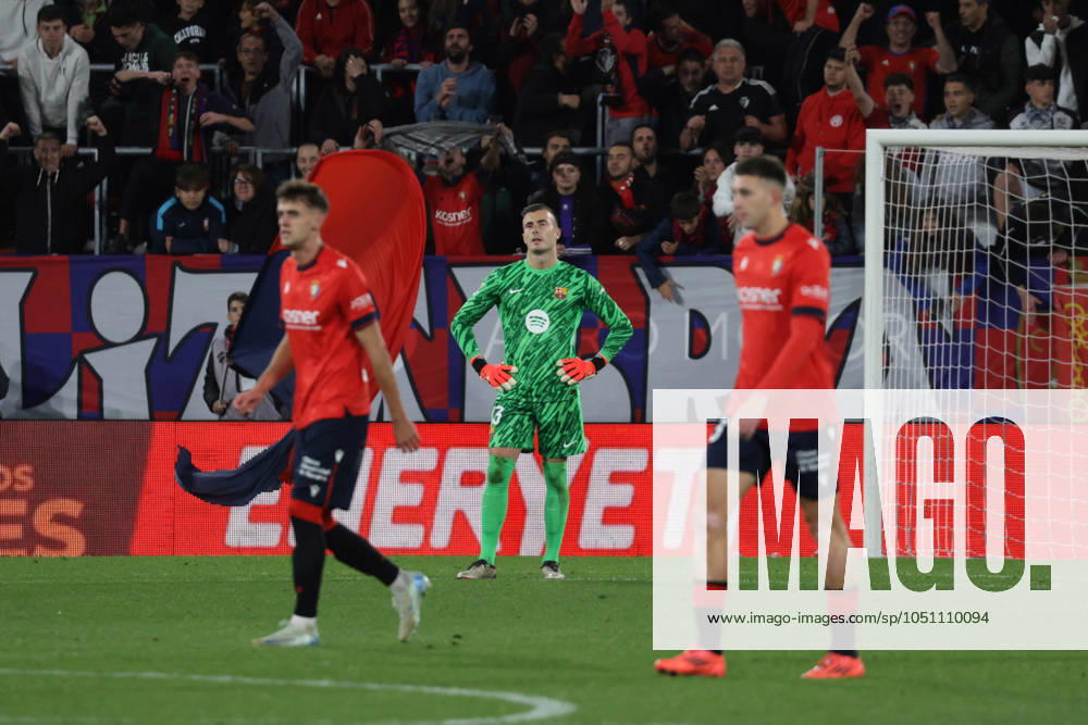 Spain - LaLiga EA Sports - CA Osasuna vs FC Barcelona, Barca - 28 09 2024 SPAIN, PAMPLONA, SEPTEMBER 28. Inaki Pena of FC Barcelona looks dejected as Abel Bretones of Osasuna (R) just scored his sides fourth goal during LaLiga EA Sports football match between CA Osasuna and FC Barcelona at Estadio El Sadar on September 28, 2024 in Pamplona, Spain. Photo by Manuel Blondeau AOP.Press Pamplona El Sadar Stadium Navarra Spain
