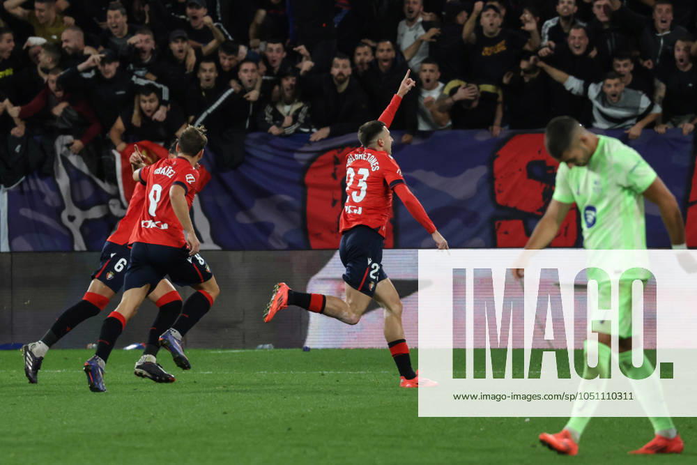 Spain - LaLiga EA Sports - CA Osasuna vs FC Barcelona, Barca - 28 09 2024 SPAIN, PAMPLONA, SEPTEMBER 28. Abel Bretones of Osasuna celebrates after scoring his sides fourth goal while Ferran Torres of FC Barcelona (R) looks dejected during LaLiga EA Sports football match between CA Osasuna and FC Barcelona at Estadio El Sadar on September 28, 2024 in Pamplona, Spain. Photo by Manuel Blondeau AOP.Press Pamplona El Sadar Stadium Navarra Spain