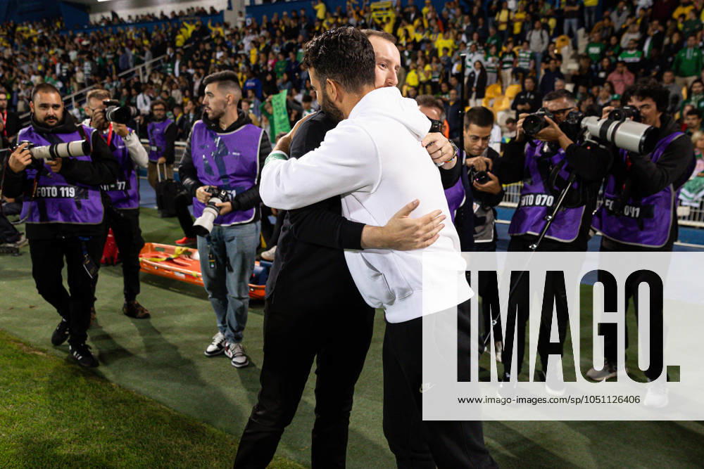 Head Coach Ian Cathro of GD Estoril Praia and Head Coach Ruben Amorim of Sporting CP seen in action during the Liga Portugal Betclic match between GD Estoril Praia and Sporting CP at Estadio Antonio Coimbra da Mota. Lisboa Portugal - ZUMAs197 20240927_aaa_s197_359