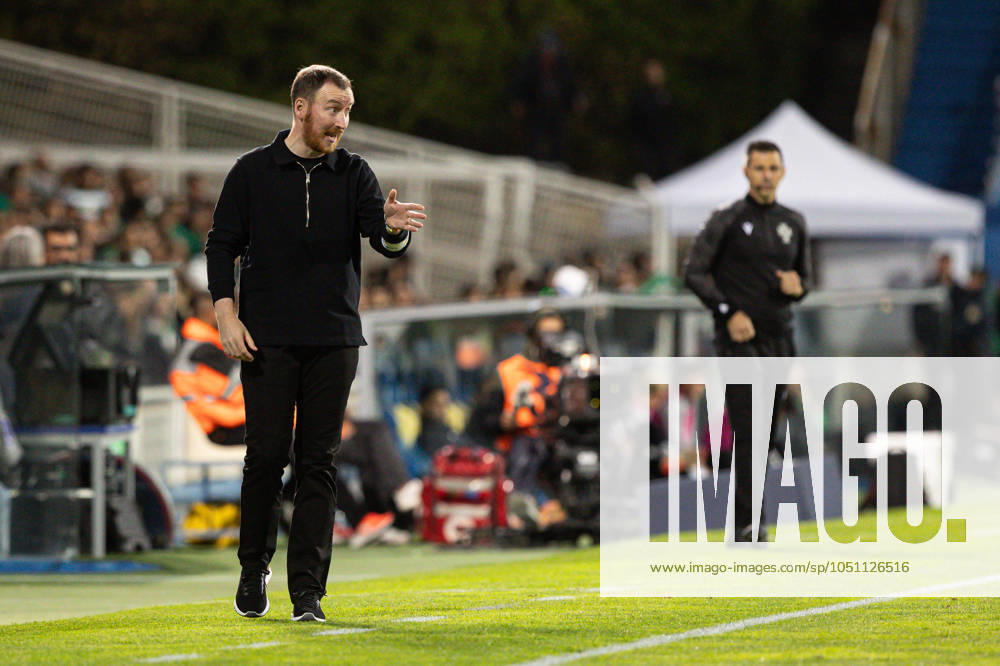 Head Coach Ian Cathro of GD Estoril Praia seen in action during the Liga Portugal Betclic match between GD Estoril Praia and Sporting CP at Estadio Antonio Coimbra da Mota. Lisboa Portugal - ZUMAs197 20240927_aaa_s197_365