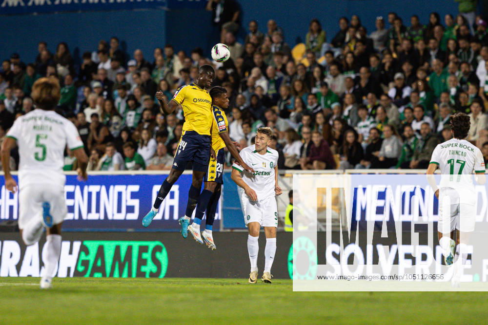 Estoril Praia Vs Sporting CP in Lisboa, Portugal - 27 Sep 2024 Kévin Boma and Wagner Pina of Estoril Praia with Viktor Gyökeres of Sporting CP seen in action during the Liga Portugal Betclic match between GD Estoril Praia and Sporting CP at Estadio Antonio Coimbra da Mota. (Final score: Estoril Praia 0 - 3 Sporting CP). Lisboa Portugal