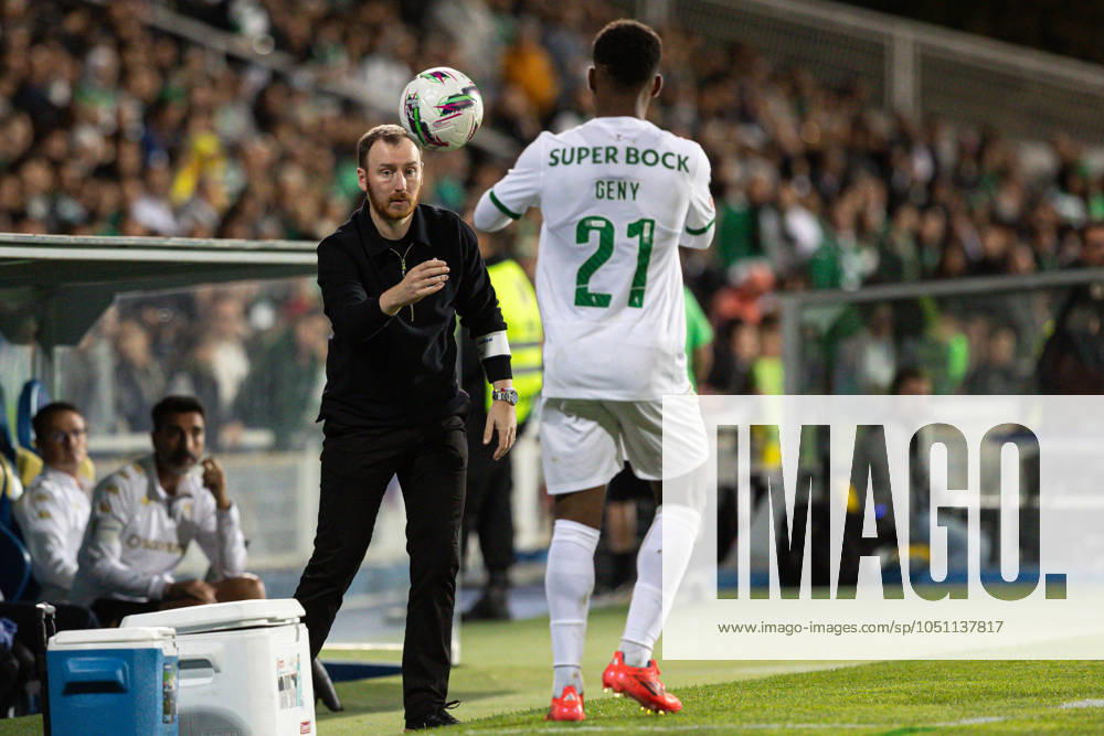 Head Coach Ian Cathro of GD Estoril Praia passes the ball to Geny Catamo of Sporting CP during the Liga Portugal Betclic match between GD Estoril Praia and Sporting CP at Estadio Antonio Coimbra da Mota. Lisboa Portugal - ZUMAs197 20240927_aaa_s197_392