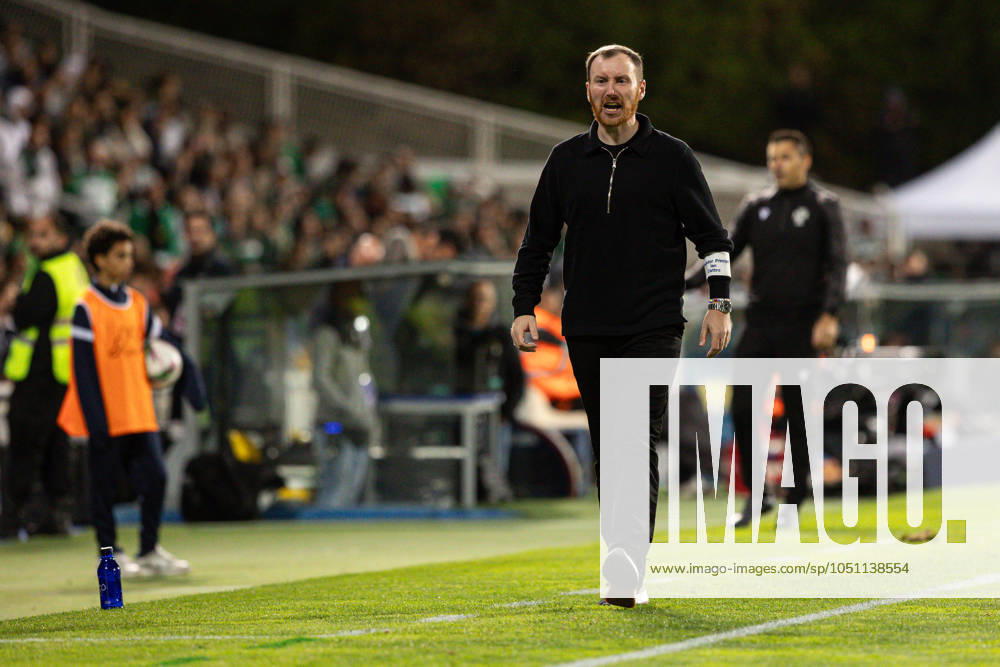 Head Coach Ian Cathro of GD Estoril Praia seen in action during the Liga Portugal Betclic match between GD Estoril Praia and Sporting CP at Estadio Antonio Coimbra da Mota. Lisboa Portugal - ZUMAs197 20240927_aaa_s197_406
