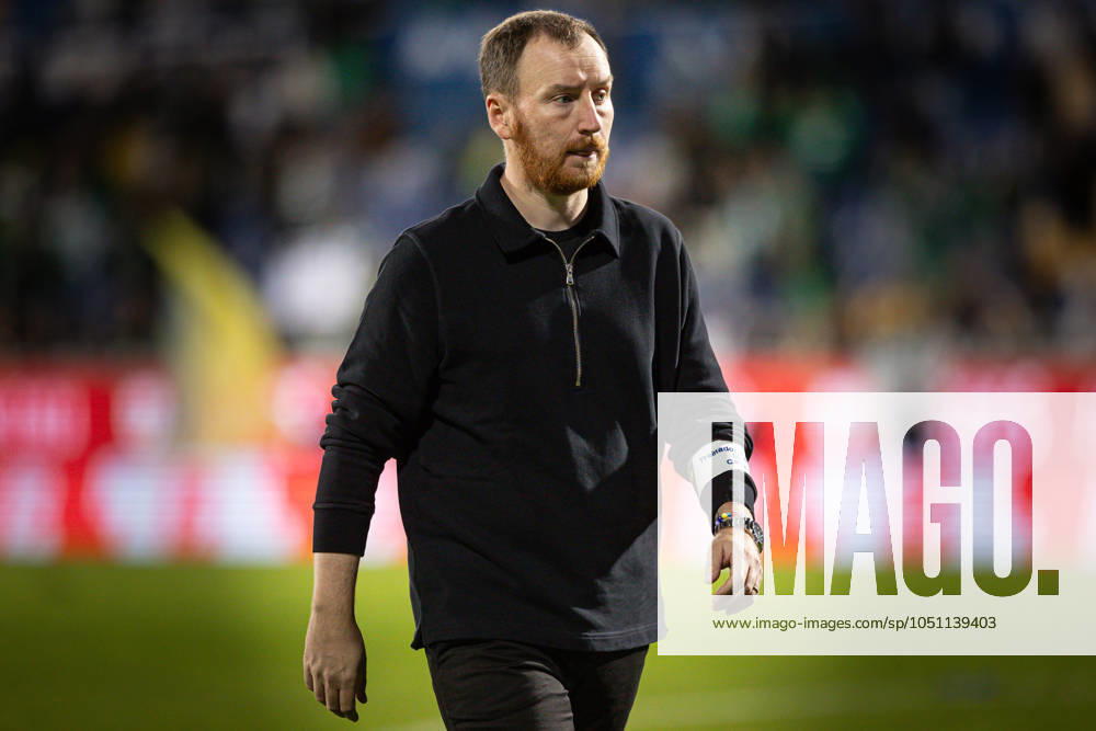 Head Coach Ian Cathro of Estoril Praia seen in action during the Liga Portugal Betclic match between GD Estoril Praia and Sporting CP at Estadio Antonio Coimbra da Mota. Lisboa Portugal - ZUMAs197 20240927_aaa_s197_413