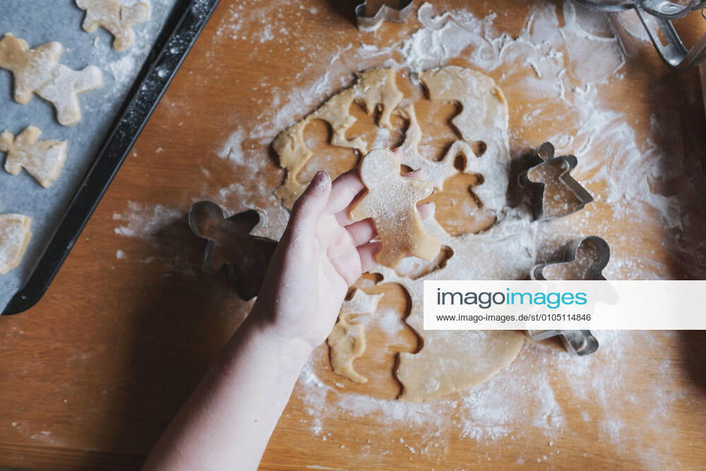 Overhead view of a girl holding an uncooked gingerbread man Hawera, Taranaki, New Zealand CR_LVBS200923-487920-01 ,model released, Symbolfoto
