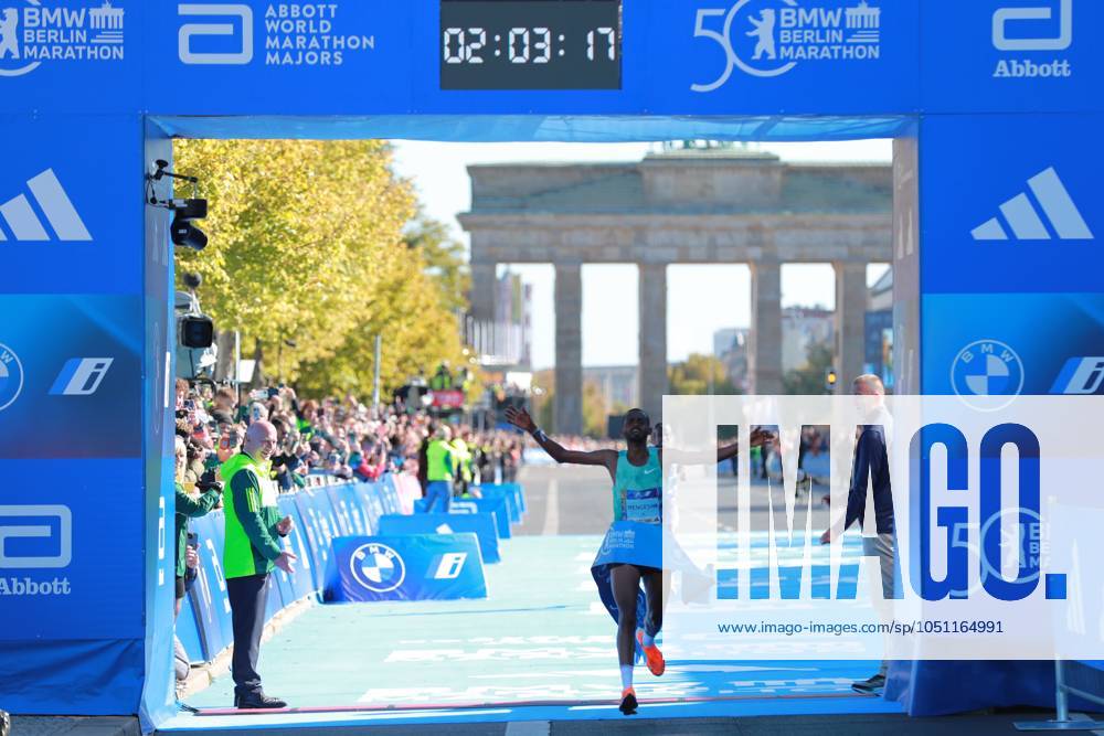 KW39 (240929) -- BERLIN, Sept. 29, 2024 -- Winner Mikesa Mengesha of Ethiopia dashes past the finish line at the men s race of the Berlin Marathon 2024 in Berlin, capital of Germany, Sept. 29, 2024. ) (SP)GERMANY-BERLIN-MARATHON DuxZheyu