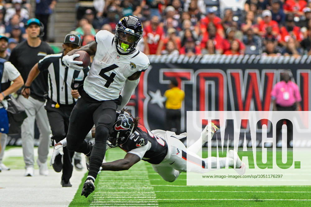 KW39 HOUSTON, TX - SEPTEMBER 29: Jacksonville Jaguars running back Tank Bigsby (4) is forced out of bounds by Houston Texans safety Calen Bullock (21) at the end of a a first half rushing play during the football game between the Jacksonville Jaguars and Houston Texans on September 29, 2024 at NRG Stadium in Houston, Texas. (Photo by Ken Murray Icon Sportswire) NFL, American Football Herren, USA SEP 29 Jaguars at Texans Icon240929013