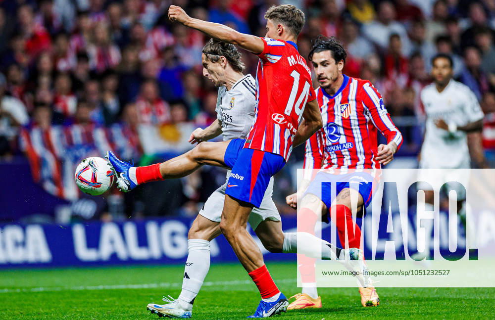 Soccer La Liga matchday 8 Atletico Madrid Real Madrid on 29 09 2024 at the Wanda Metropolitano in Madrid Marcos Llorente Atletico , in front Luka Modric Real , in the back