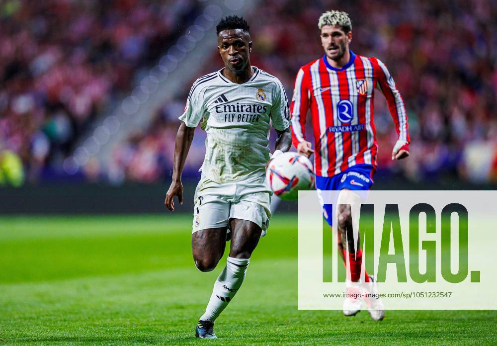 Soccer La Liga matchday 8 Atletico Madrid Real Madrid on 29 09 2024 at the Wanda Metropolitano in Madrid Vinicius Junior Real , front Rodrigo de Paul Atletico , back