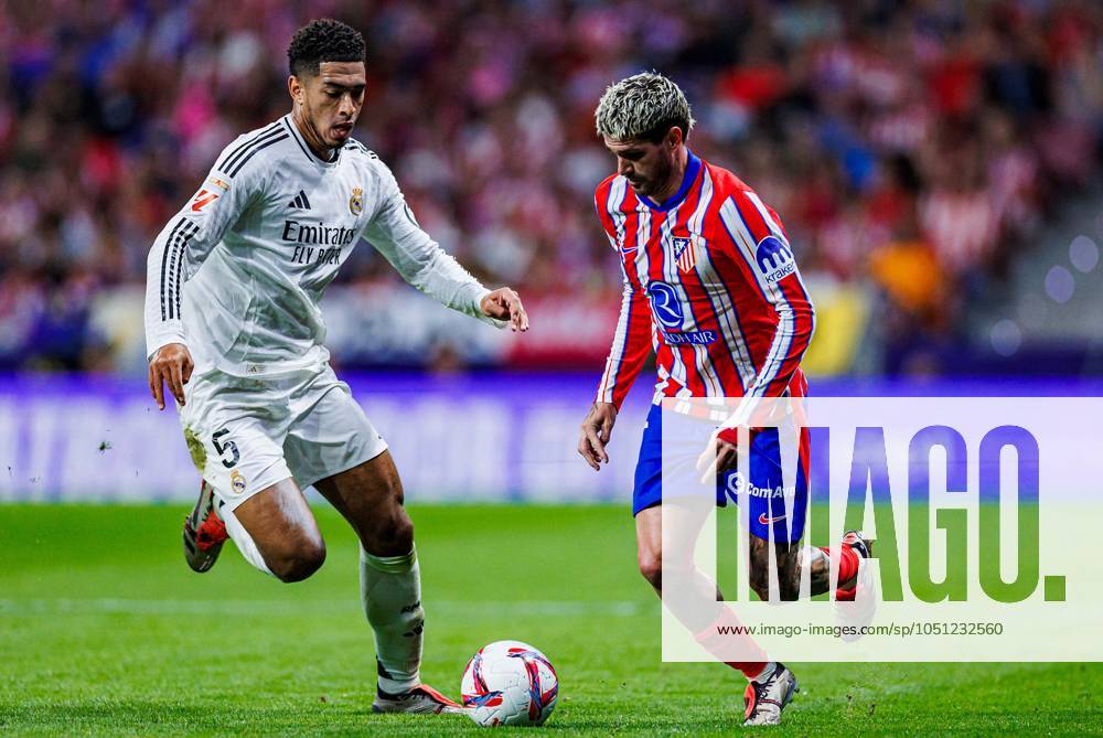 Soccer La Liga matchday 8 Atletico Madrid Real Madrid on 29 09 2024 at the Wanda Metropolitano in Madrid Jude Bellingham Real , left Rodrigo de Paul Atletico , right