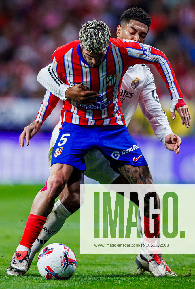 Soccer La Liga matchday 8 Atletico Madrid Real Madrid on 29 09 2024 at the Wanda Metropolitano in Madrid Jude Bellingham Real , back Rodrigo de Paul Atletico , front