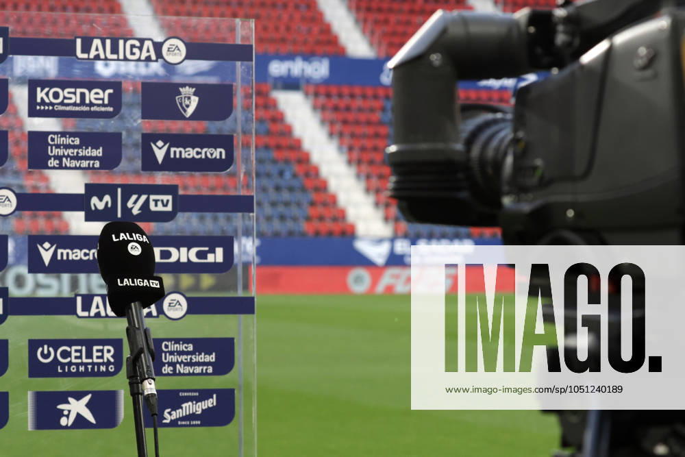 Spain - LaLiga EA Sports - CA Osasuna vs FC Barcelona, Barca - 28 09 2024 SPAIN, PAMPLONA, SEPTEMBER 28. A microphone with the logos of the LaLiga is pictured in front of Logos during LaLiga EA Sports football match between CA Osasuna and FC Barcelona at Estadio El Sadar on September 28, 2024 in Pamplona, Spain. Photo by Manuel Blondeau AOP.Press Pamplona El Sadar Stadium Navarra Spain