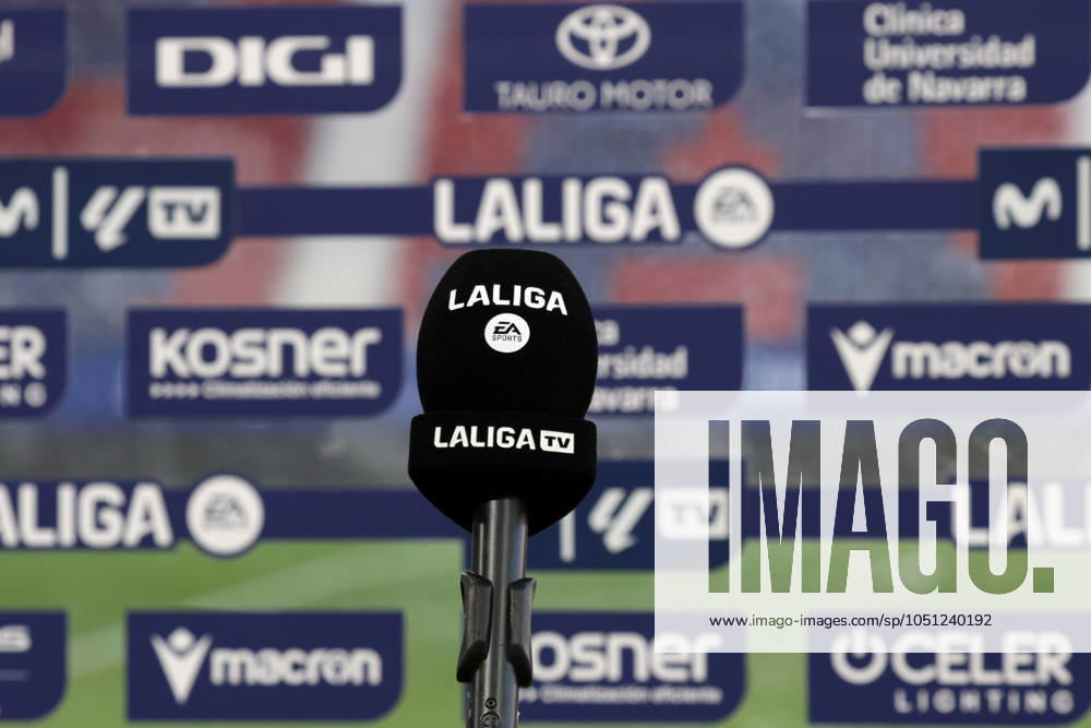 Spain - LaLiga EA Sports - CA Osasuna vs FC Barcelona, Barca - 28 09 2024 SPAIN, PAMPLONA, SEPTEMBER 28. A microphone with the logos of the LaLiga is pictured in front of Logos during LaLiga EA Sports football match between CA Osasuna and FC Barcelona at Estadio El Sadar on September 28, 2024 in Pamplona, Spain. Photo by Manuel Blondeau AOP.Press Pamplona El Sadar Stadium Navarra Spain