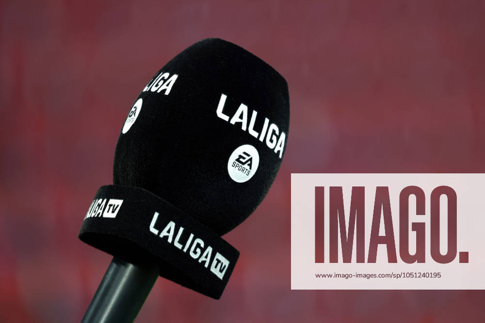 Spain - LaLiga EA Sports - CA Osasuna vs FC Barcelona, Barca - 28 09 2024 SPAIN, PAMPLONA, SEPTEMBER 28. A microphone with the logos of the LaLiga is pictured during LaLiga EA Sports football match between CA Osasuna and FC Barcelona at Estadio El Sadar on September 28, 2024 in Pamplona, Spain. Photo by Manuel Blondeau AOP.Press Pamplona El Sadar Stadium Navarra Spain