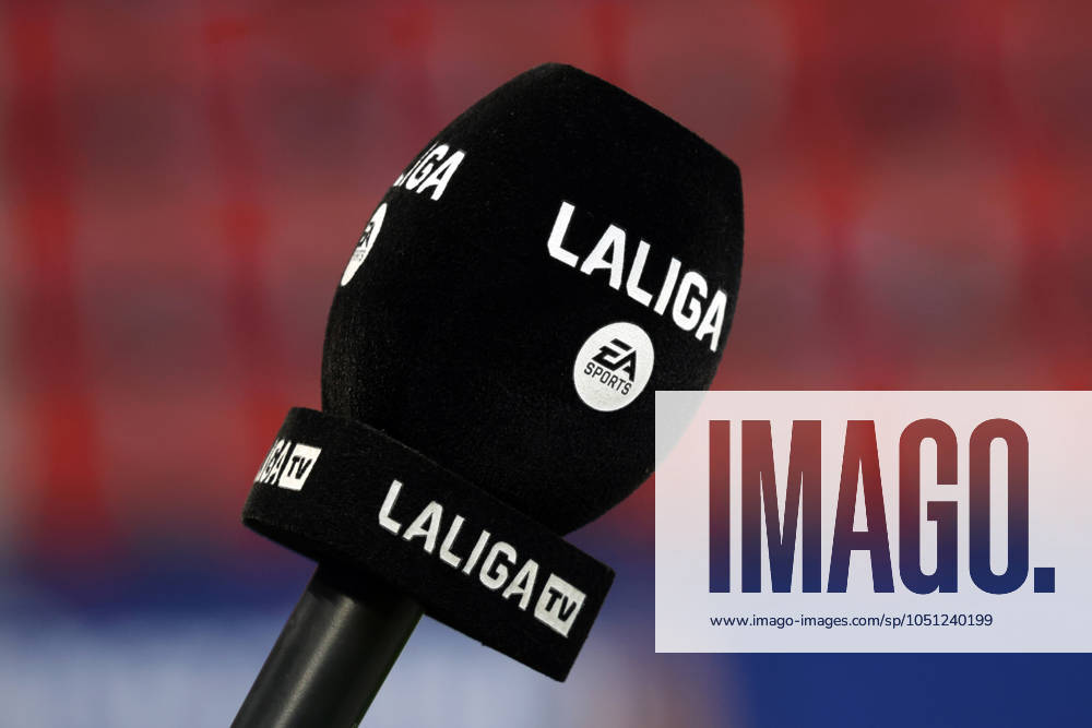 Spain - LaLiga EA Sports - CA Osasuna vs FC Barcelona, Barca - 28 09 2024 SPAIN, PAMPLONA, SEPTEMBER 28. A microphone with the logos of the LaLiga is pictured during LaLiga EA Sports football match between CA Osasuna and FC Barcelona at Estadio El Sadar on September 28, 2024 in Pamplona, Spain. Photo by Manuel Blondeau AOP.Press Pamplona El Sadar Stadium Navarra Spain
