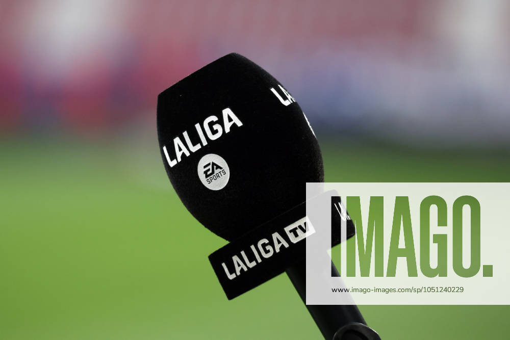 Spain - LaLiga EA Sports - CA Osasuna vs FC Barcelona, Barca - 28 09 2024 SPAIN, PAMPLONA, SEPTEMBER 28. A microphone with the logos of the LaLiga is pictured on a desk during LaLiga EA Sports football match between CA Osasuna and FC Barcelona at Estadio El Sadar on September 28, 2024 in Pamplona, Spain. Photo by Manuel Blondeau AOP.Press Pamplona El Sadar Stadium Navarra Spain
