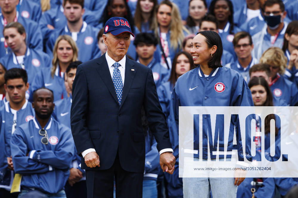 Bilder des Jahres 2024, Sport 09 September White House US Olympian and Paralympian Celebration President Joe Biden stands with US Olympic swimmer Torri Huske during an event with US Olympians and Paralympians on the South Lawn of the White House on Monday, September 30, 2024 in Washington, District of Columbia. President Biden hosted the US Olympic and Paralympic athletes for a celebration of their achievements in the 2024 Summer Olympics in Paris, France. Washington District of Columbia United States