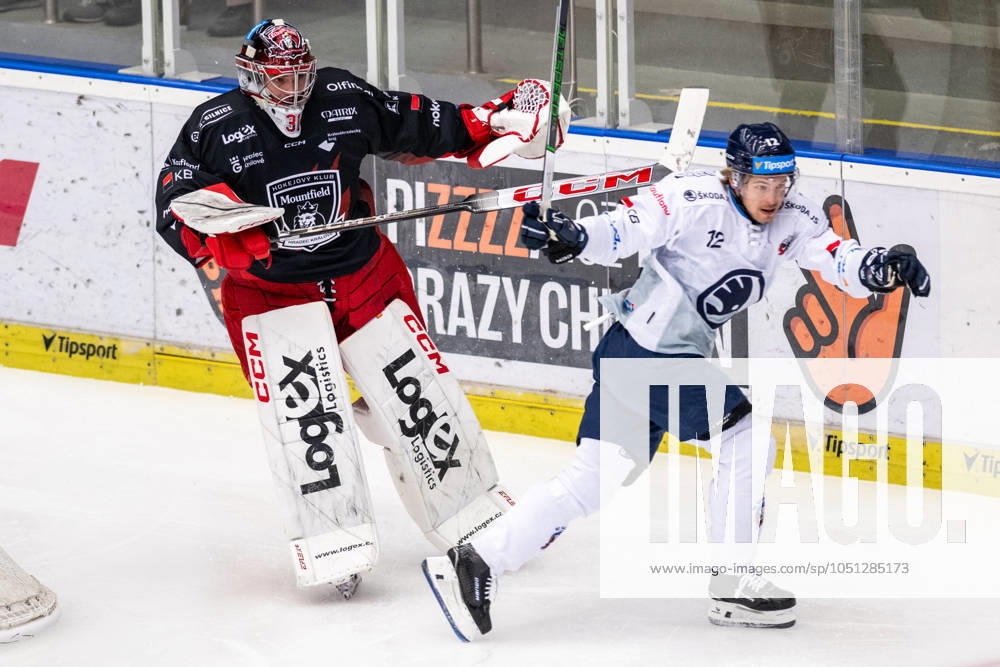 Utkani 7. kola hokejove extraligy: Mountfield Hradec Kralove - HC Skoda Plzen, 1. rijna 2024, Hradec Kralove. Zleva brankar Stanislav Skorvanek z Hradce Kralove a Tim Soderlund z Plzne. (CTKxPhoto DavidxTanecek) CTKPhotoP2024100108052 CTKPhotoP2024100108052