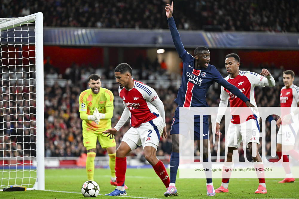 William Saliba of Arsenal (L) is challenged by Randal Kolo Muani of Paris Saint Germain (R) during the UEFA Champions League 2024 25 League Phase MD2 match between Arsenal FC and Paris Saint-Germain at Emirates Stadium on October 1, 2024 in London, England. FOOTBALL : Arsenal Vs Paris Saint-Germain - Ligue des Champions - 01 10 2024 WillPalmer Panoramic