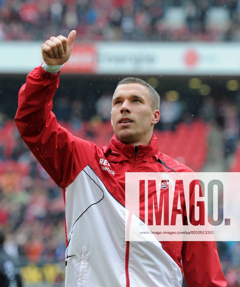 FUSSBALL 1. BUNDESLIGA SAISON 2011 2012 34. Spieltag 1. FC Köln - FC Bayern München 05.05.2012 Lukas Podolski (1. FC Köln) verabschiedet sich bei den Fans