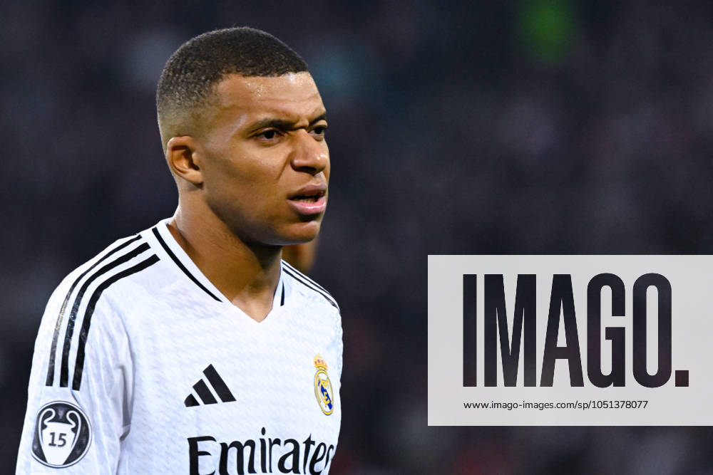 Kylian Mbappe ( 9 - Real Madrid ) looks dejected during the UEFA Champions League match between Lille OSC and Real Madrid CF at Stade Pierre Mauroy on October 02, 2024 in Lille, France. ( Photo by federico pestellini panoramic ) - FOOTBALL : Lille vs Real Madrid - Ligue des Champions - 02 10 2024 FedericoPestellini Panoramic
