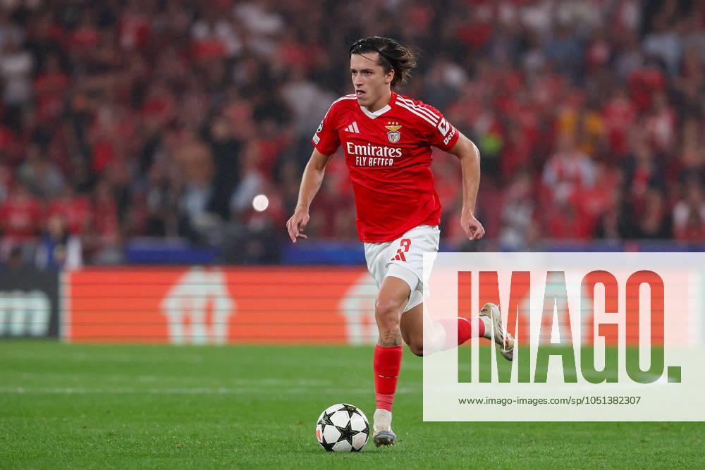 Portugal, Lisbon 2 October 2024 Uefa Champions League phase 2024 25 Matchday 2, S L Benfica Atletico de Madrid v l , Alvaro Fernandez Carreras S L Benfica on the ball, cropped image, single image, full body, action, action, game scene