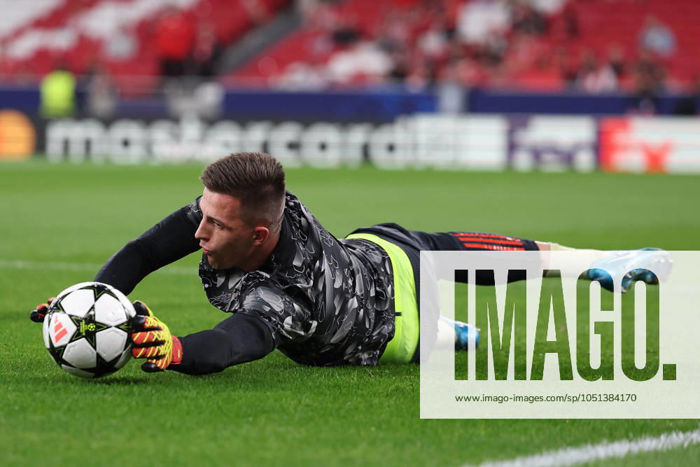 Portugal, Lisbon 2 October 2024 Uefa Champions League phase 2024 25 Matchday 2, S L Benfica Atletico de Madrid v l , goalkeeper Anatoliy Trubin S L Benfica warm up,