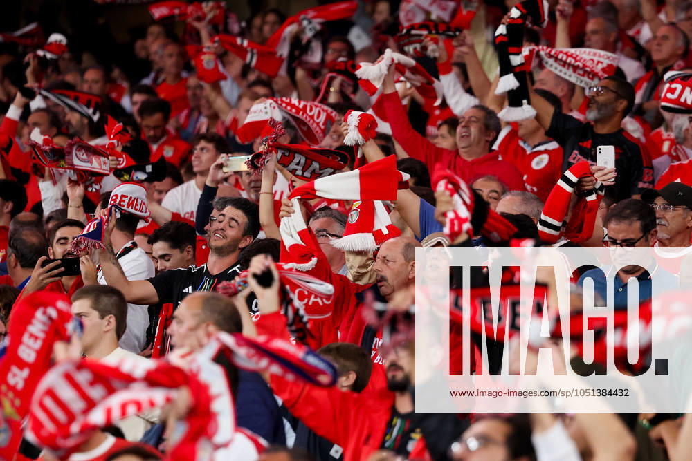Portugal, Lisbon 2 October 2024 Uefa Champions League phase 2024 25 Matchday 2, S L Benfica Atletico de Madrid v l , S L Benfica fans,atmosphere, scarves, jerseys, emotions