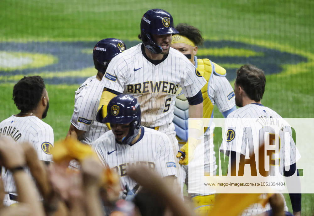 Milwaukee Brewers Garrett Mitchel celebrates with teammates after hitting a two-run home run in the eighth inning against the New York Mets to give the Brewers a 5-3 lead in game two of the MLB, Baseball Herren, USA National League Wild Card series at American Family Field in Milwaukee, Wisconsin on Wednesday, October 2, 2024. The Brewers won 5-3 and the best of three series is now tied 1-1. MIL20241002847 TANNENxMAURY