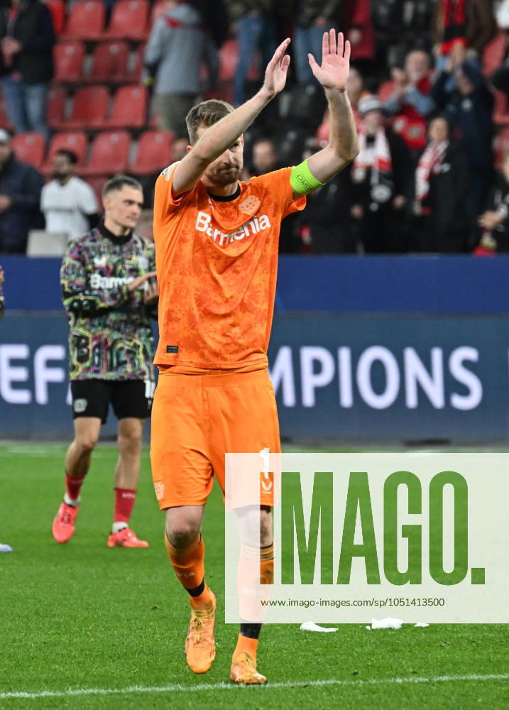 Football UEFA Champions League, Bayer 04 Leverkusen AC Milan, v l Lukas Hradecky Bayer Leverkusen thanks the fans Leverkusen