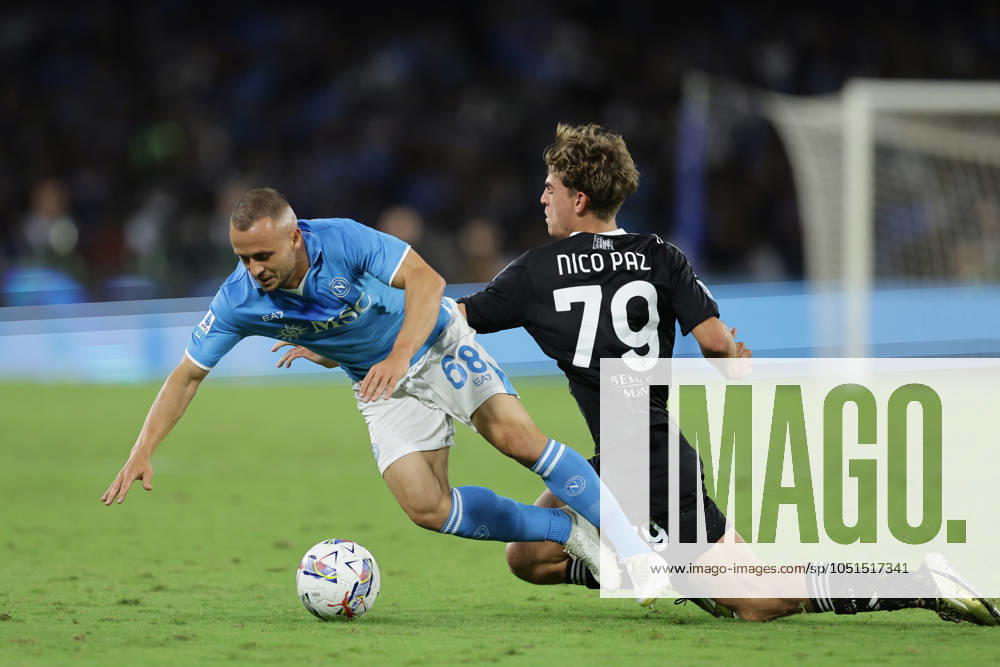 Napoli s Slovak midfielder Stanislav Lobotka challenges for the ball with Comoo¢Â€Â⠢s Argentinian midfielder Nico Paz during the Serie A football match between SSC Napoli vs Como at the Diego Armando Maradona Stadium in Naples, on October 04, 2024. CALCIO - Serie A - SSC Napoli vs Como 1907 - ZUMAs349 20241004_zsa_s349_032