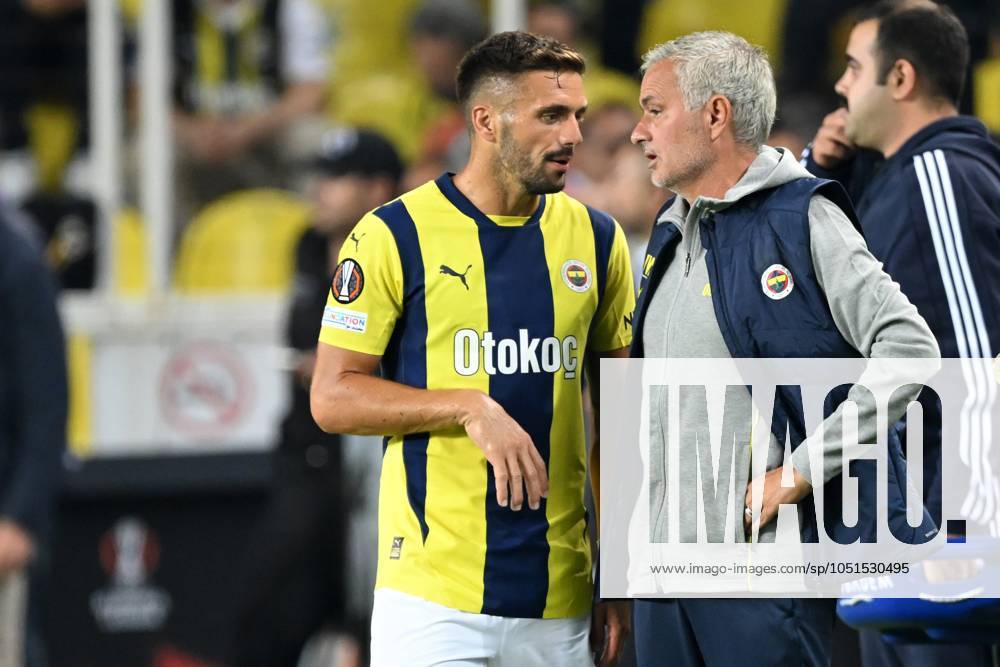 ISTANBUL - (l-r) Dusan Tadic of Fenerbahce SK, Fenerbahce SK coach Jose Mourinho during the UEFA Europa League match between Fenerbahce AS and R. Union Saint-Gilloise at the Ulker Fenerbahce Sukru Saracoglu stadium on Sept. 26, 2024 in Istanbul, Turkey. ANP Hollandse Hoogte UEFA Europa League 2024 25 2024 25 ANPxSportx xGerritxvanxKeulenxIVx 510091610 originalFilename: 510091610