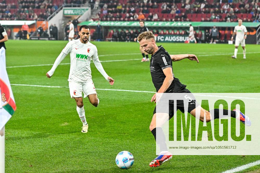 GER, 1 FBL, FC Augsburg vs Borussia Mönchengladbach 04 10 2024, WWK Arena, Augsburg, GER, 1 FBL, FC Augsburg vs Borussia Mönchengladbach, pictured Alexis Claude Maurice FC Augsburg, 20 , Marvin Friedrich Moenchengladbach, 5 nordphotoxGmbHx xHafner nph00200