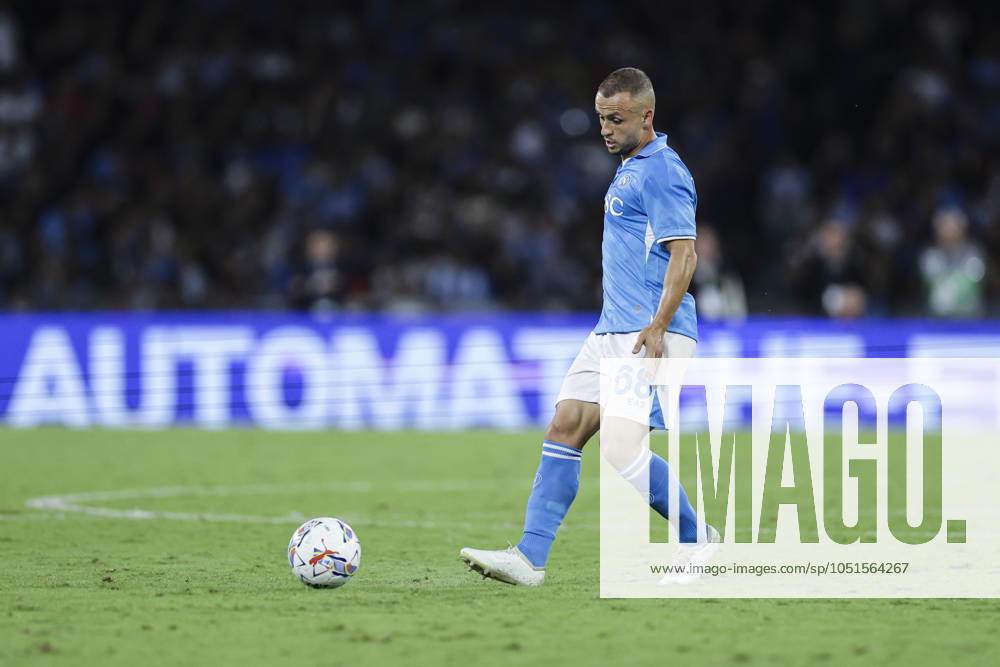 Napoli s Slovak midfielder Stanislav Lobotka controls the ball during the Serie A football match between SSC Napoli vs Como at the Diego Armando Maradona Stadium in Naples, on October 04, 2024. CALCIO - Serie A - SSC Napoli vs Como 1907 - ZUMAs349 20241004_zsa_s349_165