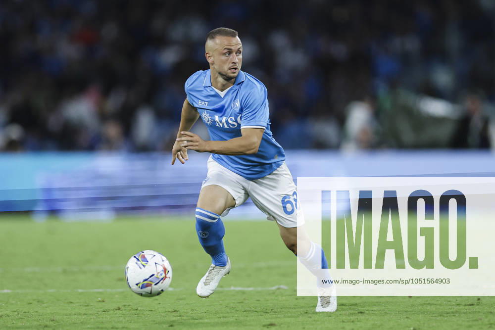 Napoli s Slovak midfielder Stanislav Lobotka controls the ball during the Serie A football match between SSC Napoli vs Como at the Diego Armando Maradona Stadium in Naples, on October 04, 2024. CALCIO - Serie A - SSC Napoli vs Como 1907 - ZUMAs349 20241004_zsa_s349_278