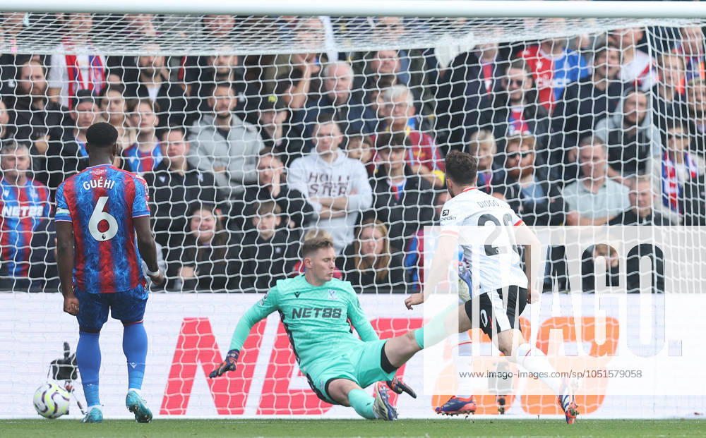 London, England, 5th October 2024. Diogo Jota of Liverpool scores the opening goal during the Premier League match at Selhurst Park, London. Picture credit should read: Paul Terry Sportimage . SPI-3361-0012