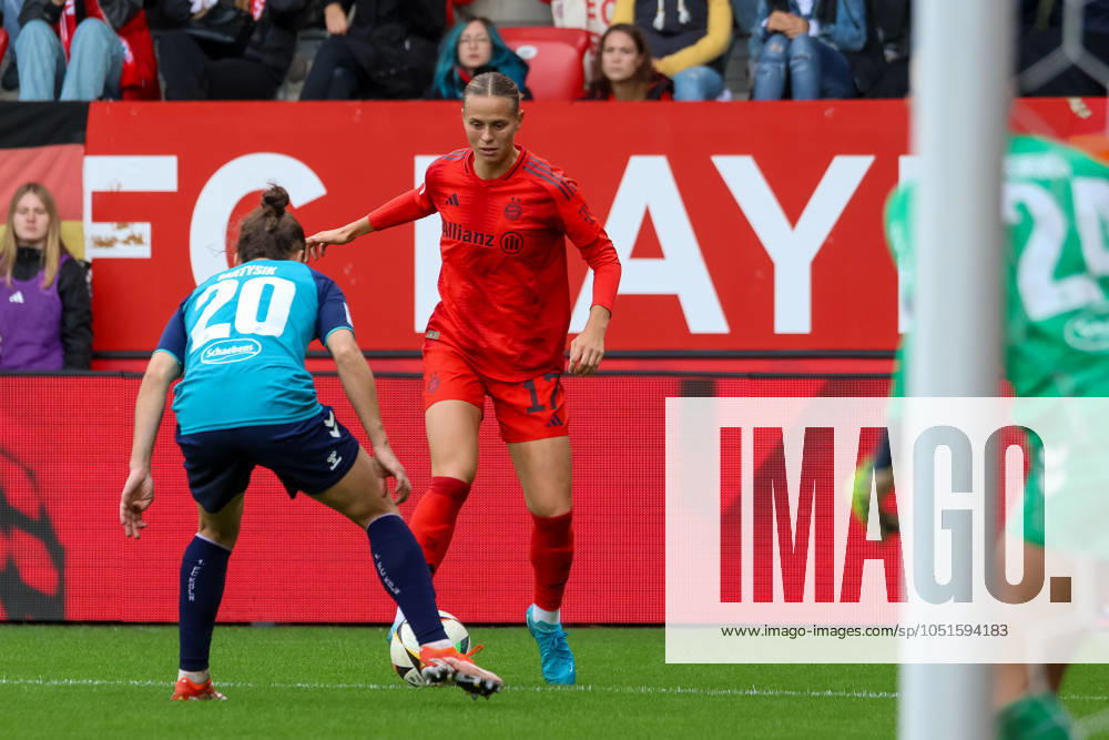 Klara Buehl FC Bayern Muenchen, 17 with ball, with Sylwia Matysik 1 FC Koeln, 20 , FC Bayern Muenchen vs 1 FC Koeln, Football, Google Pixel Frauen Bundesliga, 5 Spieltag, Saison 2024 25, 05 10 2024, DFB REGULATIONS PROHIBIT ANY USE OF PHOTOGRAPHS AS IMAGE SEQUENCES, FC Bayern Muenchen vs 1 FC Koeln, Football, Google Pixel Frauen Bundesliga, 5 Spieltag, Saison 2024 25, 05 10 2024 Muenchen