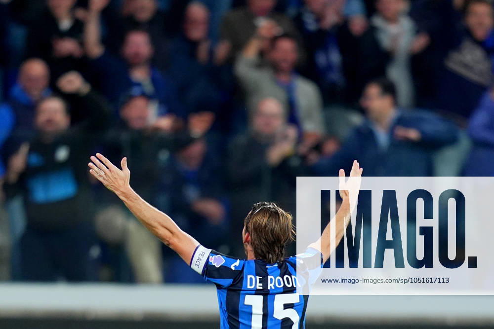 AtalantaÕs Marten de Roon celebrates after scoring 5-0 during the Serie A soccer match between Atalanta and Genoa at the Gewis Stadium in Bergamo, north Italy - Saturday , October 5 , 2024. - Soccer .