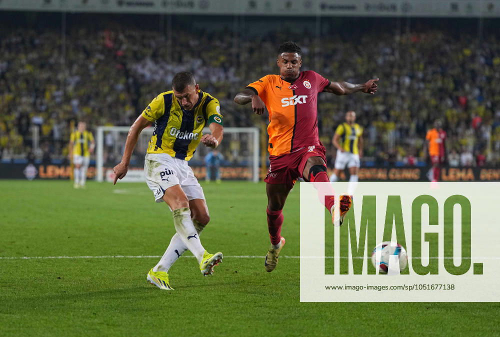 Turkey Süper Ligue: Fenerbahce SK vs Galatasaray S.K September 21 2024: Edin Dzeko of Fenerbahce shoots on goal during a Turkey SoÂ¼per Ligue game, FenerbahoÂße SK vs Galatasaray S.K, at Ulker Fenerbahce Sukru Saracoglu Stadium, Istanbul, Turkey. Ulrik Pedersen CSM (Credit Image: Â Ulrik Pedersen Cal Media) Istanbul Turkey