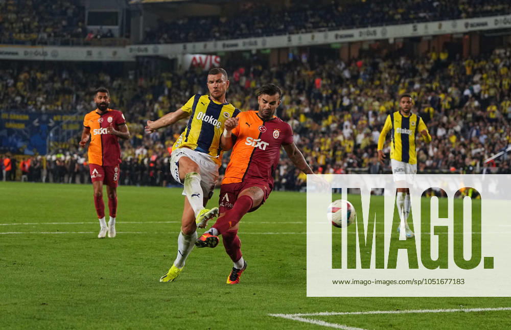 Turkey Süper Ligue: Fenerbahce SK vs Galatasaray S.K September 21 2024: Edin Dzeko of Fenerbahce shoots on goal during a Turkey SoÂ¼per Ligue game, FenerbahoÂße SK vs Galatasaray S.K, at Ulker Fenerbahce Sukru Saracoglu Stadium, Istanbul, Turkey. Ulrik Pedersen CSM (Credit Image: Â Ulrik Pedersen Cal Media) Istanbul Turkey