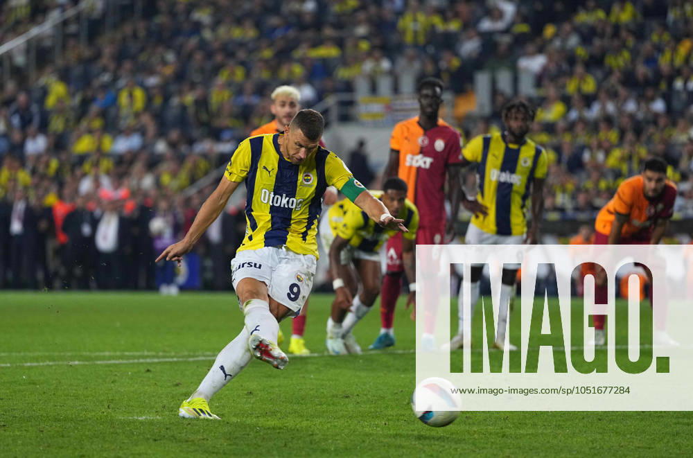 Turkey Süper Ligue: Fenerbahce SK vs Galatasaray S.K September 21 2024: Edin Dzeko of Fenerbahce scores the teams first goal during a Turkey SoÂ¼per Ligue game, FenerbahoÂße SK vs Galatasaray S.K, at Ulker Fenerbahce Sukru Saracoglu Stadium, Istanbul, Turkey. Ulrik Pedersen CSM (Credit Image: Â Ulrik Pedersen Cal Media) Istanbul Turkey