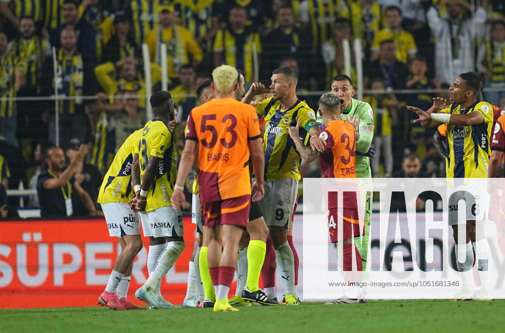 Turkey Süper Ligue: Fenerbahce SK vs Galatasaray S.K September 21 2024: Edin Dzeko of Fenerbahce gestures during a Turkey So¼per Ligue game, FenerbahoÂße SK vs Galatasaray S.K, at Ulker Fenerbahce Sukru Saracoglu Stadium, Istanbul, Turkey. Ulrik Pedersen CSM (Credit Image:  Ulrik Pedersen Cal Media) Istanbul Turkey