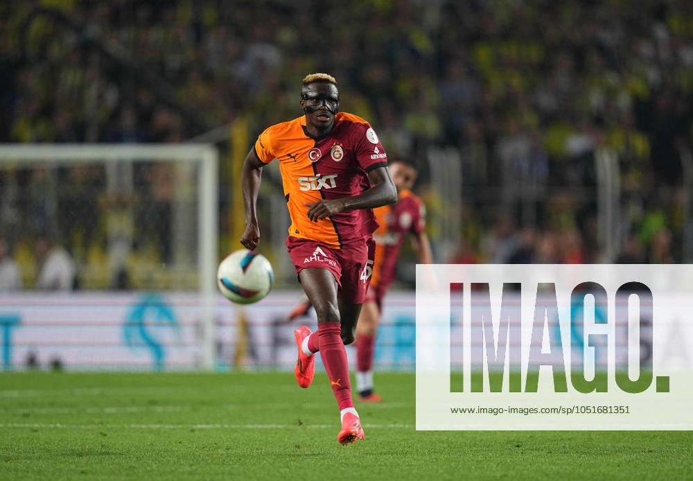Turkey Süper Ligue: Fenerbahce SK vs Galatasaray S.K September 21 2024: Victor Osimhen of Galatasaray controls the ball during a Turkey SoÂ¼per Ligue game, FenerbahoÂße SK vs Galatasaray S.K, at Ulker Fenerbahce Sukru Saracoglu Stadium, Istanbul, Turkey. Ulrik Pedersen CSM (Credit Image: Â Ulrik Pedersen Cal Media) Istanbul Turkey